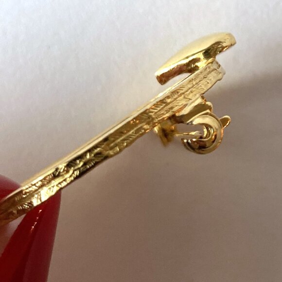 Vintage-Inspired Gold Circle Brooch with Heart Accent - Picture 2 of 4